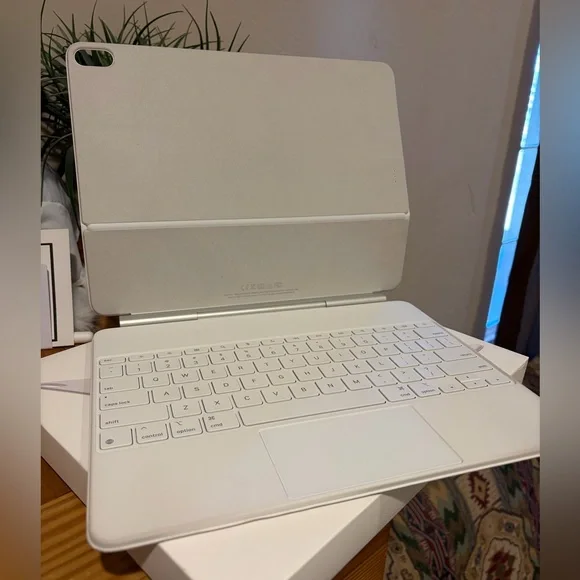 Like-New Apple Magic Keyboard for iPad Air 13-inch - Picture 2 of 8